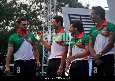 Die bangladeschischen Nationalkricketspieler werden vom BCB herzlich empfangen, um ihre WM-Leistung in der Manik Mia Avenue, Dhaka, Bangladesch, Stockfoto