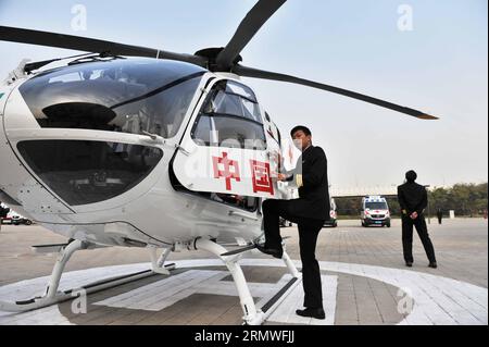 (141028) -- PEKING, 28. Oktober 2014 -- Ein Pilot steigt auf einen Rettungshubschrauber der Beijing Red Cross Foundation in Peking, Hauptstadt Chinas, 28. Oktober 2014. Der Rettungshubschrauber, ein EC135-Flugzeug, das mit medizinischen Luftgeräten ausgestattet ist, wird einem professionellen Luftrettungsteam der Pekinger Rotkreuz-Stiftung dienen. ) (lfj) CHINA-BEIJING-AMBULANZHUBSCHRAUBER (CN) LixWen PUBLICATIONxNOTxINxCHN Peking OCT 28 2014 ein Pilot SETZT AUF Ambulanzhubschrauber der Beijing Red Cross Foundation in Peking Hauptstadt von China OCT 28 2014 der Ambulanzhubschrauber auf EC135 Flugzeuge mit Luft ausgestattet Stockfoto