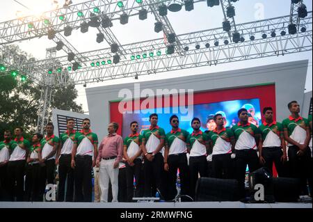 Die bangladeschischen Nationalkricketspieler werden vom BCB herzlich empfangen, um ihre WM-Leistung in der Manik Mia Avenue, Dhaka, Bangladesch, Stockfoto