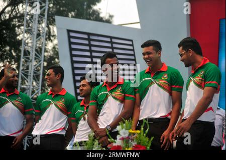 Die bangladeschischen Nationalkricketspieler werden vom BCB herzlich empfangen, um ihre WM-Leistung in der Manik Mia Avenue, Dhaka, Bangladesch, Stockfoto