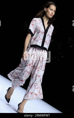 (141028) -- PEKING, 28. Oktober 2014 -- Ein Modell präsentiert eine Kreation russischer Designer während der China Fashion Week in Peking, Hauptstadt Chinas, 28. Oktober 2014. ) (lfj) CHINA-BEIJING-FASHION WEEK (CN) LixMingfang PUBLICATIONxNOTxINxCHN Peking OCT 28 2014 ein Modell präsentiert eine Kreation russischer Designer während der China Fashion Week in Peking Hauptstadt Chinas OCT 28 2014 China Beijing Fashion Week CN PUBLICATIONxNOTxINxCHN Stockfoto