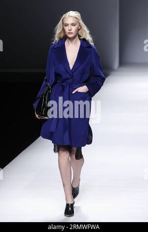 (141028) -- PEKING, 28. Oktober 2014 -- Ein Modell präsentiert eine Kreation russischer Designer während der China Fashion Week in Peking, Hauptstadt Chinas, 28. Oktober 2014. ) (lfj) CHINA-BEIJING-FASHION WEEK (CN) ZhangxYuwei PUBLICATIONxNOTxINxCHN Peking OCT 28 2014 ein Modell präsentiert eine Kreation russischer Designer während der China Fashion Week in Peking Hauptstadt Chinas OCT 28 2014 China Beijing Fashion Week CN ZhangxYuwei PUBLICATIONxNOTxINxCHN Stockfoto