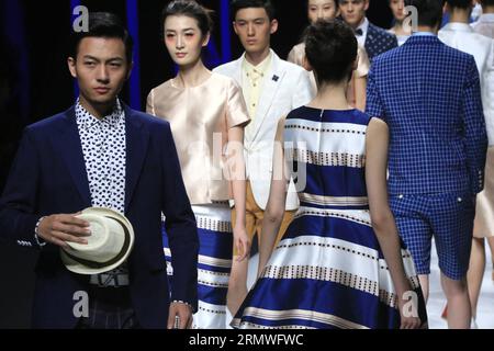 (141028) -- PEKING, 28. Oktober 2014 -- Ein Modell präsentiert Kreationen des chinesischen Designers Yuan Bing während der VISCAP Yuan Bing Collection of China Fashion Week in Peking, Hauptstadt Chinas, 28. Oktober 2014. ) (mp) CHINA-BEIJING-FASHION WEEK (CN) LixMingfang PUBLICATIONxNOTxINxCHN Peking OCT 28 2014 A Models präsentieren Kreationen der chinesischen Designer Yuan Bing während der VISCAP Yuan Bing Collection of China Fashion Week in Peking Hauptstadt von China OCT 28 2014 MP China Fashion Week CN PUBLICATIONxNOTxINxCHN Stockfoto