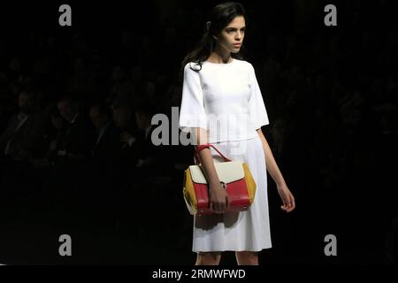 (141028) -- PEKING, 28. Oktober 2014 -- Ein Modell präsentiert eine Kreation russischer Designer während der China Fashion Week in Peking, Hauptstadt Chinas, 28. Oktober 2014. ) (lfj) CHINA-BEIJING-FASHION WEEK (CN) LixMingfang PUBLICATIONxNOTxINxCHN Peking OCT 28 2014 ein Modell präsentiert eine Kreation russischer Designer während der China Fashion Week in Peking Hauptstadt Chinas OCT 28 2014 China Beijing Fashion Week CN PUBLICATIONxNOTxINxCHN Stockfoto