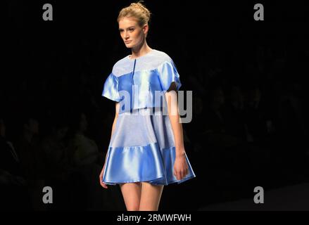 (141028) -- PEKING, 28. Oktober 2014 -- Ein Modell präsentiert eine Kreation des chinesischen Designers Yuan Bing während der VISCAP Yuan Bing Collection of China Fashion Week in Peking, Hauptstadt Chinas, 28. Oktober 2014. ) (mp) CHINA-PEKING-FASHION WEEK (CN) LixMingfang PUBLICATIONxNOTxINxCHN Peking OCT 28 2014 ein Modell präsentiert eine Schöpfung der chinesischen Designer Yuan Bing während der VISCAP Yuan Bing Collection of China Fashion Week in Peking Hauptstadt Chinas OCT 28 2014 MP China Fashion Week CN PUBLICATIONxNOTxINxCHN Stockfoto