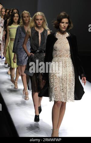 (141028) -- PEKING, 28. Oktober 2014 -- Models präsentieren Kreationen russischer Designer während der China Fashion Week in Peking, Hauptstadt Chinas, 28. Oktober 2014. ) (lfj) CHINA-BEIJING-FASHION WEEK (CN) LixMingfang PUBLICATIONxNOTxINxCHN Beijing OCT 28 2014 Models präsentieren Kreationen russischer Designer während der China Fashion Week in Peking Hauptstadt Chinas OCT 28 2014 China Beijing Fashion Week CN PUBLICATIONxNOTxINxCHN Stockfoto