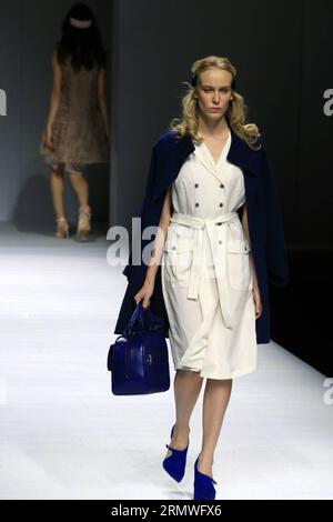 (141028) -- PEKING, 28. Oktober 2014 -- Ein Modell präsentiert eine Kreation russischer Designer während der China Fashion Week in Peking, Hauptstadt Chinas, 28. Oktober 2014. ) (lfj) CHINA-BEIJING-FASHION WEEK (CN) LixMingfang PUBLICATIONxNOTxINxCHN Peking OCT 28 2014 ein Modell präsentiert eine Kreation russischer Designer während der China Fashion Week in Peking Hauptstadt Chinas OCT 28 2014 China Beijing Fashion Week CN PUBLICATIONxNOTxINxCHN Stockfoto