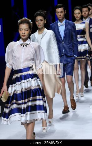 (141028) -- PEKING, 28. Oktober 2014 -- Ein Modell präsentiert Kreationen des chinesischen Designers Yuan Bing während der VISCAP Yuan Bing Collection of China Fashion Week in Peking, Hauptstadt Chinas, 28. Oktober 2014. ) (mp) CHINA-BEIJING-FASHION WEEK (CN) LixMingfang PUBLICATIONxNOTxINxCHN Peking OCT 28 2014 A Models präsentieren Kreationen der chinesischen Designer Yuan Bing während der VISCAP Yuan Bing Collection of China Fashion Week in Peking Hauptstadt von China OCT 28 2014 MP China Fashion Week CN PUBLICATIONxNOTxINxCHN Stockfoto