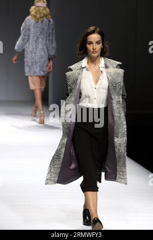 (141028) -- PEKING, 28. Oktober 2014 -- Ein Modell präsentiert eine Kreation russischer Designer während der China Fashion Week in Peking, Hauptstadt Chinas, 28. Oktober 2014. ) (lfj) CHINA-BEIJING-FASHION WEEK (CN) LixMingfang PUBLICATIONxNOTxINxCHN Peking OCT 28 2014 ein Modell präsentiert eine Kreation russischer Designer während der China Fashion Week in Peking Hauptstadt Chinas OCT 28 2014 China Beijing Fashion Week CN PUBLICATIONxNOTxINxCHN Stockfoto