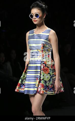 (141028) -- PEKING, 28. Oktober 2014 -- Ein Modell präsentiert eine Kreation des chinesischen Designers Yuan Bing während der VISCAP Yuan Bing Collection of China Fashion Week in Peking, Hauptstadt Chinas, 28. Oktober 2014. ) (mp) CHINA-PEKING-FASHION WEEK (CN) LixMingfang PUBLICATIONxNOTxINxCHN Peking OCT 28 2014 ein Modell präsentiert eine Schöpfung der chinesischen Designer Yuan Bing während der VISCAP Yuan Bing Collection of China Fashion Week in Peking Hauptstadt Chinas OCT 28 2014 MP China Fashion Week CN PUBLICATIONxNOTxINxCHN Stockfoto