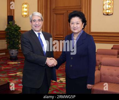 (141028) -- PEKING, 28. Oktober 2014 -- der chinesische Vize-Premier Liu Yandong (R) trifft sich mit dem Präsidenten der Yale University Peter Salovey in Peking, der Hauptstadt Chinas, 28. Oktober 2014. ) (mp) CHINA-BEIJING-LIU YANDONG-YALE PRESIDENT-MEETING (CN) DingxLin PUBLICATIONxNOTxINxCHN Peking OKT 28 2014 der chinesische Vize-Premier Liu Yandong r trifft sich mit dem Präsidenten der Yale-Universität Peter in Peking Hauptstadt Chinas OKT 28 2014 MP China Peking Liu Yandong Yale President Meeting CN PUBLICATIONxNOTxINxCHN Stockfoto