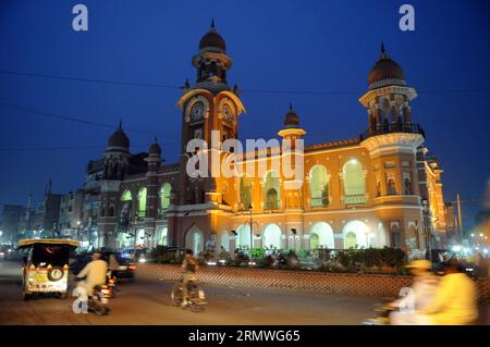 (141028) -- MULTAN, 28. Oktober 2014 -- Fahrzeuge fahren am 28. Oktober 2014 am Ghanta Ghar oder Clock Tower Gebäude im zentralen pakistanischen Multan vorbei. Ghanta Ghar oder Clock Tower of Multan wurde 1884 n. Chr. während des British Raj in Südasien errichtet. Nach der Verabschiedung des Gemeindegesetzes 1883 benötigten Briten Büros, um die Stadt zu führen. Sie begannen am 12. Februar 1884 mit dem Bau des Ghanta Ghar in Multan und es dauerte 4 Jahre, bis dieses Gebäude vollständig gebaut wurde. PAKISTAN-MULTAN-CLOCK TOWER AhmadxKamal PUBLICATIONxNOTxINxCHN Multan OCT 28 2014 FAHRZEUGE fahren an Ghanta Ghar oder Clock Tower Building in Zentralpakistan S Multan O vorbei Stockfoto
