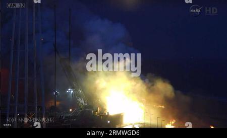 (141028) -- WASHINGTON, 28. Oktober 2014 () -- das Video-Grabbild von NASA TV zeigt die Rakete, die ein Raumschiff trägt, explodiert über dem Startkomplex auf Wallops Island, USA, 28. Oktober 2014. Eine unbemannte Rakete, die von der US-amerikanischen Privatfirma Orbital Sciences Corp. Betrieben wird, explodierte am Dienstag Sekunden nach dem Start, wie NASA TV zeigte. () US-RAUMSCHIFF EXPLODIERTE Xinhua PUBLICATIONxNOTxINxCHN Washington OCT 28 2014 das Video Grave Image von NASA TV zeigt die Rakete mit einem Raumschiff explodiert über dem Launch Complex in Wallops Island, USA OCT 28 2014 zu Unmanned Rocket Operated by Stockfoto