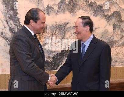 (141029) -- PEKING, 29. Oktober 2014 -- Wang Qishan (R), Mitglied des Ständigen Ausschusses des Politbüros des Zentralkomitees der Kommunistischen Partei Chinas (KPCh) und Sekretär der Zentralkommission für Disziplin-Inspektionen (CCDI) des KPCh, treffen mit einer Delegation der Sozialistischen Partei Frankreichs unter Leitung ihres ersten Sekretärs Jean-Christophe Cambadelis (L) in Peking, Hauptstadt Chinas, 29. Oktober 2014. ) (Zkr) CHINA-WANG QISHAN-FRANCE-CAMBADELIS-MEETING(CN) MaxZhancheng PUBLICATIONxNOTxINxCHN Peking OCT 29 2014 Wang Qishan r Mitglied des Thing Committee des Politischen Burea Stockfoto