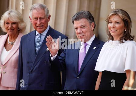 (L to R) Camila, die Herzogin von Cornwall, Prinz Charles von Wales, der kolumbianische Präsident Juan Manuel Santos und seine Frau Maria Clemencia Rodriguez de Santos nehmen am 29. Oktober 2014 an einer Begrüßungszeremonie im Narino Presidential Palace in Bogota, Kolumbien, Teil. Der britische Prinz Charles und seine Frau Camila, die Herzogin von Cornwall, kamen am Dienstagnachmittag zu einem offiziellen Besuch in Kolumbien nach Bogota. Jhon Paz) (vf) COLOMBIA-BOGOTA-UNITED KINGDOM-SOCIETY-ROYALTY e Jhonpaz PUBLICATIONxNOTxINxCHN l to r Camila the Herzogin of Cornwall Prince Charles of Wales kolumbianischer Präsident Juan Manuel Santos Stockfoto