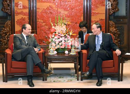 (141029) -- PEKING, 29. Oktober 2014 -- Wang Qishan (R), Mitglied des Ständigen Ausschusses des Politbüros des Zentralkomitees der Kommunistischen Partei Chinas (KPCh) und Sekretär der Zentralkommission für Disziplin-Inspektionen (CCDI) des KPCh, treffen mit einer Delegation der Sozialistischen Partei Frankreichs unter Leitung ihres ersten Sekretärs Jean-Christophe Cambadelis (L) in Peking, Hauptstadt Chinas, 29. Oktober 2014. ) (Zkr) CHINA-WANG QISHAN-FRANCE-CAMBADELIS-MEETING(CN) MaxZhancheng PUBLICATIONxNOTxINxCHN Peking OCT 29 2014 Wang Qishan r Mitglied des Thing Committee des Politischen Burea Stockfoto