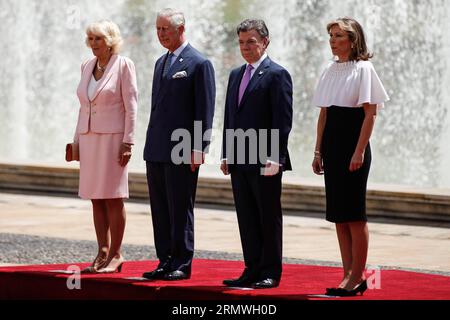 (L to R) Camila, die Herzogin von Cornwall, Prinz Charles von Wales, der kolumbianische Präsident Juan Manuel Santos und seine Frau Maria Clemencia Rodriguez de Santos nehmen am 29. Oktober 2014 an einer Begrüßungszeremonie im Narino Presidential Palace in Bogota, Kolumbien, Teil. Der britische Prinz Charles und seine Frau Camila, die Herzogin von Cornwall, kamen am Dienstagnachmittag zu einem offiziellen Besuch in Kolumbien nach Bogota. Jhon Paz) (vf) COLOMBIA-BOGOTA-UNITED KINGDOM-SOCIETY-ROYALTY e Jhonpaz PUBLICATIONxNOTxINxCHN l to r Camila the Herzogin of Cornwall Prince Charles of Wales kolumbianischer Präsident Juan Manuel Santos Stockfoto