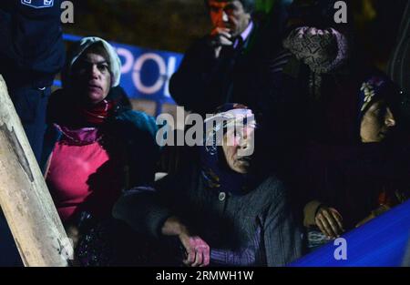 (141029) -- KARAMAN (TÜRKEI), 29. Oktober 2014 -- Verwandte von eingeschlossenen Bergleuten warten auf eine eingestürzte Mine in der Stadt Guneyyurt in der Provinz Karaman in der Südtürkei, 29. Oktober 2014. Die Rettungskräfte setzen ihre Bemühungen am Mittwoch fort, mindestens 18 Bergleute zu retten, die im Untergrund in der Zentraltürkei gefangen sind. ) TÜRKEI-KARAMAN-KOHLEBERGWERK-UNFALL MustafaxKaya PUBLICATIONxNOTxINxCHN Karaman TÜRKEI OCT 29 2014 Verwandte von eingeschlossenen Bergleuten warten auf eine eingestürzte Mine in der Stadt in der Provinz Karaman in der Südtürkei OCT 29 2014 Rescue setzen ihre Bemühungen am Mittwoch fort, mindestens 18 Bergleute zu retten, die im Untergrund in CEN gefangen sind Stockfoto