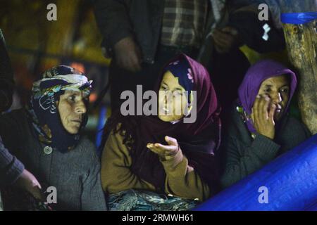(141029) -- KARAMAN (TÜRKEI), 29. Oktober 2014 -- Verwandte von eingeschlossenen Bergleuten warten auf eine eingestürzte Mine in der Stadt Guneyyurt in der Provinz Karaman in der Südtürkei, 29. Oktober 2014. Die Rettungskräfte setzen ihre Bemühungen am Mittwoch fort, mindestens 18 Bergleute zu retten, die im Untergrund in der Zentraltürkei gefangen sind. ) TÜRKEI-KARAMAN-KOHLEBERGWERK-UNFALL MustafaxKaya PUBLICATIONxNOTxINxCHN Karaman TÜRKEI OCT 29 2014 Verwandte von eingeschlossenen Bergleuten warten auf eine eingestürzte Mine in der Stadt in der Provinz Karaman in der Südtürkei OCT 29 2014 Rescue setzen ihre Bemühungen am Mittwoch fort, mindestens 18 Bergleute zu retten, die im Untergrund in CEN gefangen sind Stockfoto