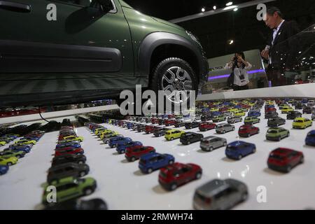 Die Menschen besuchen die 28. Internationale Automobilausstellung von Sao Paulo am Medientag in Sao Paulo, Brasilien, am 29. Oktober 2014. Die Ausstellung, die wichtigste ihrer Art in Lateinamerika, findet vom 30. Oktober bis 9. November statt und erwartet laut den Veranstaltern mehr als 750.000 Besucher. Rahel Patrasso) (fnc) (Ah) BRASILIEN-SAO PAULO-MOTOR SHOW e RahelxPatrasso PUBLICATIONxNOTxINxCHN Prominente besuchen die 28. Sao Paulo International Engine Show AUF ihrem Medientag in Sao Paulo Brasilien AM 29 2014. Oktober die Ausstellung das WICHTIGSTE Kind in Lateinamerika ist Hero vom 30. Oktober bis 9. November erwartet Stockfoto