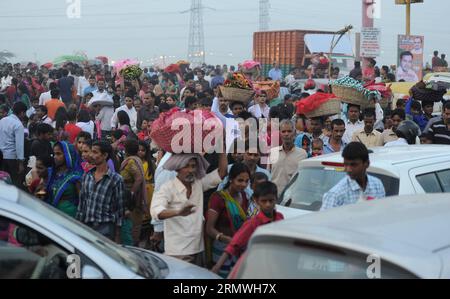 Der Verkehr kommt zum Stillstand, da viele Menschen nach dem Gebet an den Sonnengott während des Chhath-Puja-Festivals in Neu-Delhi, Indien, am 29. Oktober 2014 in ihre Häuser zurückkehren. Chhath Festival ist ein altes hinduistisches Festival, bei dem acht Tage nach Diwali die Sonne und die Wassergötter geehrt werden, um die Langlebigkeit und den Wohlstand der Familienmitglieder zu gewährleisten. INDIA-NEW DELHI-CHHATH FESTIVAL ParthaxSarkar PUBLICATIONxNOTxINxCHN Traffic KOMMT zu einer Wartung, da eine große Anzahl von Prominenten zurück in ihre Häuser gehen, nachdem sie dem Sonnengott während des Chhath Puja Festivals in Neu-Delhi Indien Gebete angeboten haben Stockfoto