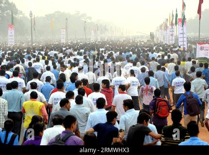 (141031) -- NEU DELHI, 31. Oktober 2014 -- Menschen nehmen am Run for Unity-Programm Teil, anlässlich des Geburtsjubiläums von Sardar Vallabhbhai Patel, einem der Gründungsväter der Indischen Republik, in Neu Delhi, Indien, 31. Oktober 2014. ) INDIEN-NEW DELHI-RUN FOR UNITY ParthaxSarkar PUBLICATIONxNOTxINxCHN Neu-Delhi OCT 31 2014 Prominente nehmen am Run for Unity Programm anlässlich des Geburtsjubiläums von Sardar Patel Teil, einem der Gründerväter der Indischen Republik in Neu-Delhi Indien OCT 31 2014 Indien Neu-Delhi Run for Unity ParthaxSarkar PUBLICATIONxNOTxINxCHN Stockfoto