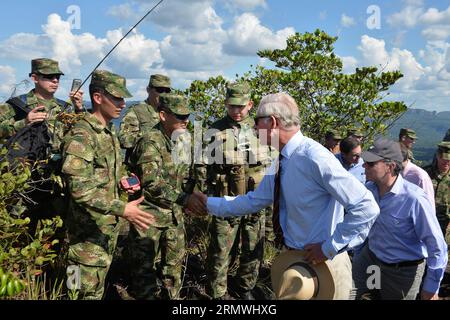 (141031) -- META, 30. Oktober 2014 -- Bild von der kolumbianischen Präsidentschaft des kolumbianischen Präsidenten Juan Manuel Santos (R) und Prinz Charles of Wales (Front), die Soldaten während ihres Besuchs auf dem Militärstützpunkt Cano Cristal auf dem Macarena Hill im Departement Meta, Kolumbien, am 30. Oktober 2014 begrüßten. Prinz Charles von Wales, seine Frau Camilla, Herzogin von Cornwall und Präsident Santos reisten in den La Macarena Park, um die Arbeit des Landes in der Erhaltung der Umwelt zu beobachten. Cesar Carrion/COLOMBIA s Presidency) (rt) COLOMBIA-META-UNITED KINGDOM-SOCIETY-ROYALTY COLOMBIA?SxPRE Stockfoto