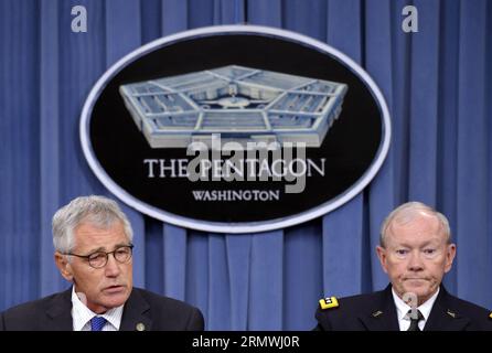 (141031) -- WASHINGTON D.C., 30. Oktober 2014 -- US-Verteidigungsminister Chuck Hagel (L) und Vorsitzender der Joint Chiefs of Staff General Martin Dempsey halten ein Pressebriefing im Pentagon in Washington, D.C. 30. Oktober 2014. ) US-PENTAGON-PRESSEKONFERENZ YinxBogu PUBLICATIONxNOTxINxCHN Washington D C OKT 30 2014 US-Verteidigungsminister Chuck Hagel l und Vorsitzender der Gemeinsamen STABSCHEFS General Martin Dempsey halten ein PRESSEBRIEFING IM Pentagon in Washington D C OKT 30 2014 US-Pentagon-PRESSEKONFERENZ YinxBogu PUBLICATIONxNOTxINxCHN Stockfoto