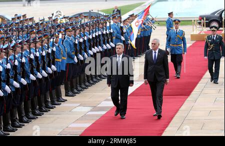 (141031) -- BELGRAD, 31. Oktober 2014 -- der mazedonische Präsident Gjorge Ivanov (L, Front) inspiziert am 31. Oktober 2014 in Belgrad (Serbien) einen serbischen Ehrenwächter in Begleitung seines serbischen Kollegen Tomislav Nikolic (R, Front). SERBIEN-MAZEDONIEN-PRÄSIDENT-BESUCH BorislavxZdrinja PUBLICATIONxNOTxINxCHN Belgrad OCT 31 2014 Besuch des mazedonischen Präsidenten Gjorge Ivanov l Front Inspektion einer serbischen Ehrenwache in Begleitung seines serbischen Teils Tomislav Nikolic r Front in Belgrad Serbien AM OCT 31 2014 Besuch des serbischen Präsidenten Mazedonien PUBLICATIONxNOTxINxCHN Stockfoto