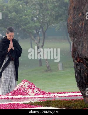 (141031) -- NEU DELHI, 31. Oktober 2014 -- Indiens Kongresspartei-Präsidentin Sonia Gandhi würdigt die ehemalige indische Premierministerin Indira Gandhi anlässlich ihres 30. Todestages in Shakthi Sthal in Neu-Delhi, Indien, 31. Oktober 2014. Indira Gandhi wurde am 31. Oktober 1984 von zwei ihrer Leibwächter getötet. INDIEN-NEU-DELHI-GANDHI-JUBILÄUM ParthaxSarkar PUBLICATIONxNOTxINxCHN Neu-Delhi OCT 31 2014 die Präsidentin der Indischen S-Kongresspartei Sonia Gandhi würdigt die ehemalige indische Ministerpräsidentin Indira Gandhi ZU ihrem 30. Todestag in Sthal in Neu-Delhi Indien OCT 31 2014 Indira Gandhi, was durch GETÖTET wurde Stockfoto