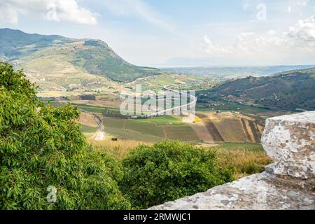 Blick vom antiken Amphitheater von Segesta, Sizilien, Italien Stockfoto