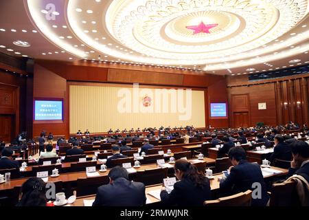 (141101) -- PEKING, 1. November 2014 -- Zhang Dejiang, Vorsitzender des Ständigen Ausschusses des Nationalen Volkskongresses Chinas (NPC), nimmt an der Abschlusssitzung der 11. Sitzung des Ständigen Ausschusses des 12. Nationalen Volkskongresses in Peking, Hauptstadt Chinas, am 1. November 2014 Teil. ) (lfj) CHINA-BEIJING-ZHANG DEJIANG-NPC ABSCHLUSSSITZUNG YaoxDawei PUBLICATIONxNOTxINxCHN Peking 1. November 2014 Zhang Dejiang Vorsitzender des Thing Committee of China S National Prominties S Congress NPC nimmt an der ABSCHLUSSSITZUNG der 11. Sitzung des Thing Committee of the 12th National Prominrities S Co Teil Stockfoto