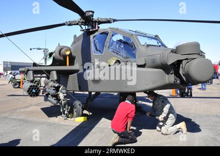 (141102) -- HOUSTON, ein Apache-Hubschrauber wird während der 30th Wings Over Houston Air Show am Ellington Airport in Houston, USA, am 1. November 2014 gesehen. Die 30th Wings Over Houston Air Show startete hier am Samstag mit über 50.000 Zuschauern. ) US-HOUSTON-AIR SHOW ZhangxYongxing PUBLICATIONxNOTxINxCHN Houston to Apache Helicopter IS Lakes während der 30th Wings Over Houston Air Show AUF dem Ellington Airport in Houston die Vereinigten Staaten 1. November 2014 die 30th Wings Over Houston Air Show startete hier Samstag mit der Teilnahme von über 50 000 US-Zuschauern - Nein Stockfoto