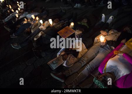 (141103) -- TIJUANA, 2. November 2014 -- Mitglieder von Studentenverbänden und Bürgern halten Kerzen während eines Protestes für das Verschwinden der 43 Schüler der Normal Rural School in der Stadt Tijuana im Nordosten Mexikos am 2. November 2014. Die Studenten wurden am 26. September vermisst, nachdem die Polizei in der Stadt Iguala, die sich in Mexikos gewalttätigem Südstaat Guerrero befindet, mit Mitgliedern von Drogenbanden zusammengestoßen war. Guillermo Arias) (rt) MEXICO-TIJUANA-SOCIETY-PROTEST e GUILLERMOxARIAS PUBLICATIONxNOTxINxCHN Stockfoto