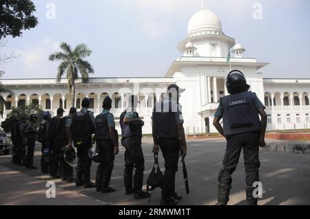 (141103) -- DHAKA, 3. November 2014 -- Polizei steht Wache vor dem Obersten Gericht während eines landesweiten 72-stündigen Streiks, der von der größten islamistischen Partei Bangladeschs Jamaat-e-Islami vollstreckt wurde und die Freilassung ihres Parteiführers in Dhaka, Bangladesch, am 3. November 2014 forderte. Vergangene Woche forderte Jamaat die 72-Stunden-Hartal für Donnerstag (30. Oktober), Sonntag (2. November) und Montag (3. November), nachdem das Internationale Strafgericht-1 seinem Chef Motiur Rahman Nizami die Todesstrafe auferlegt hatte. )(bxq) BANGLADESCH-DHAKA-STREIK SharifulxIslam PUBLICATIONxNOTxINxCHN Dhaka 3. November 2014 Polizeiwache vor den S Stockfoto