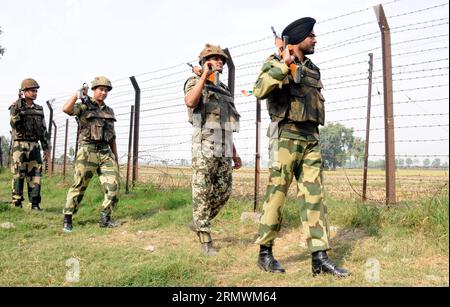 (141103) -- ATTARI-WAGAH BORDER, 3. November 2014 -- Soldaten der indischen Grenzschutztruppe (BSF) patrouillieren am 3. November 2014 an der internationalen Grenze zu Pakistan, rund 30 km von Amritsar, Indien entfernt. Nach einer massiven Explosion, die mehr als 55 Tote und mehr als 118 Verletzte am Grenzkontrollpunkt Wagah in Pakistan forderte, wurden die BSF-Soldaten am Sonntagabend entlang der internationalen Grenze zwischen Indien und Pakistan in Alarmbereitschaft versetzt, so die lokalen Medien. INDIEN-ATTARI-WAGAH GRENZSCHUTZBEAMTER PUBLICATIONxNOTxINxCHN Attari Wagah Border 3. November 2014 Indische Grenzschutztruppe BSF Troopers Patrol AN der internationalen Grenze Stockfoto