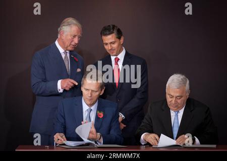 (141104) -- MEXIKO-STADT, 3. November 2014 -- Mexikos Präsident Enrique Pena Nieto (R-BACK) und Prinz Charles (L-BACK) von Wales nehmen als Zeugen an einer Unterzeichnungszeremonie von Vereinbarungen über Bildungsfragen Teil, die am 3. November im National Palace, Mexiko-Stadt, Hauptstadt von Mexiko, stattfand. 2014. Prinz Charles von Wales und seine Frau, Camila, Herzogin von Cornwall, begannen am Sonntag einen viertägigen Besuch in Mexiko, auf Einladung der Regierung, um die bilateralen Beziehungen zu intensivieren. Pedro Mera) (azp) MEXIKO-MEXICO CITY-UNITED KINGDOM-SOCIETY-ROYALTY e PedroxMera PUBLICATIONxNOTxINxCHN Mexico City 3. November 2014 Mexiko Stockfoto