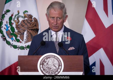 (141104) -- MEXIKO-STADT, 3. November 2014 -- Prinz Charles von Wales hält eine Rede während der Unterzeichnungszeremonie von Vereinbarungen über Bildungsfragen, im National Palace, Mexiko-Stadt, Hauptstadt von Mexiko, am 3. November, 2014. Prinz Charles von Wales und seine Frau, Camila, Herzogin von Cornwall, begannen am Sonntag einen viertägigen Besuch in Mexiko, auf Einladung der Regierung, um die bilateralen Beziehungen zu intensivieren. Pedro Mera (azp) MEXIKO-MEXIKO-STADT-VEREINIGTES KÖNIGREICH-GESELLSCHAFT-ROYALTY e PedroxMera PUBLICATIONxNOTxINxCHN Mexico City 3. November 2014 Prinz Charles von Wales hält eine Rede während der Unterzeichnungszeremonie o Stockfoto