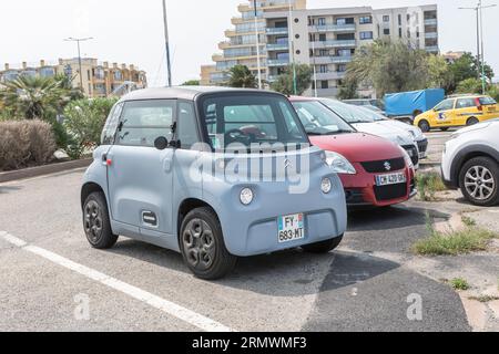 Ein Citroen Ami auf einem Parkplatz in Canet-en-Roussillon, Frankreich. Stockfoto