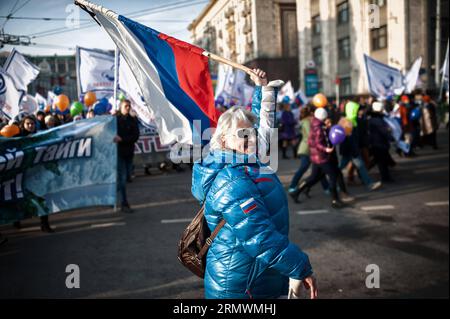 (141104) -- MOSKAU, 4. November 2014 -- Menschen nehmen an der Parade zum Gedenken an den Tag der nationalen Einheit Teil, in Moskau, Hauptstadt Russlands, 4. November 2014. Der Tag der nationalen Einheit markiert die Befreiung Moskaus von polnischen Eindringlingen im Jahr 1612. Das Denkmal für Minin und Poscharsky wurde 1818 in Moskau errichtet. RUSSLAND-MOSKAU-NATIONALE EINHEIT TAGESPARADE DaixTianfang PUBLICATIONxNOTxINxCHN Moskau 4. November 2014 Prominente nehmen an der Parade zum Gedenken an den Nationalen Tag der Einheit in Moskau Hauptstadt Russlands 4. November 2014 der nationale Tag der Einheit markiert die Befreiung Moskaus von polnischen Invasoren im Jahr 1612 Stockfoto