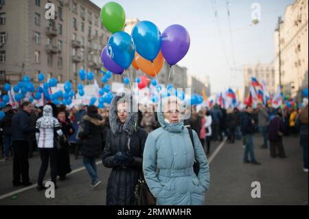 (141104) -- MOSKAU, 4. November 2014 -- Menschen nehmen an der Parade zum Gedenken an den Tag der nationalen Einheit Teil, in Moskau, Hauptstadt Russlands, 4. November 2014. Der Tag der nationalen Einheit markiert die Befreiung Moskaus von polnischen Eindringlingen im Jahr 1612. Das Denkmal für Minin und Poscharsky wurde 1818 in Moskau errichtet. RUSSLAND-MOSKAU-NATIONALE EINHEIT TAGESPARADE DaixTianfang PUBLICATIONxNOTxINxCHN Moskau 4. November 2014 Prominente nehmen an der Parade zum Gedenken an den Nationalen Tag der Einheit in Moskau Hauptstadt Russlands 4. November 2014 der nationale Tag der Einheit markiert die Befreiung Moskaus von polnischen Invasoren im Jahr 1612 Stockfoto