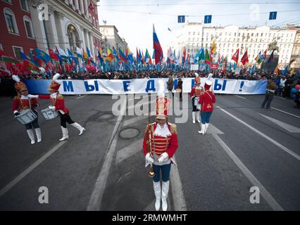 (141104) -- MOSKAU, 4. November 2014 -- Menschen nehmen an der Parade zum Gedenken an den Tag der nationalen Einheit Teil, in Moskau, Hauptstadt Russlands, 4. November 2014. Der Tag der nationalen Einheit markiert die Befreiung Moskaus von polnischen Eindringlingen im Jahr 1612. Das Denkmal für Minin und Poscharsky wurde 1818 in Moskau errichtet. RUSSLAND-MOSKAU-NATIONALE EINHEIT TAGESPARADE DaixTianfang PUBLICATIONxNOTxINxCHN Moskau 4. November 2014 Prominente nehmen an der Parade zum Gedenken an den Nationalen Tag der Einheit in Moskau Hauptstadt Russlands 4. November 2014 der nationale Tag der Einheit markiert die Befreiung Moskaus von polnischen Invasoren im Jahr 1612 Stockfoto