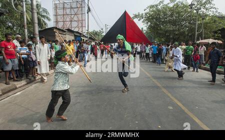 AKTUELLES ZEITGESCHEHEN Indische Schiiten waehrend einer Aschura-Prozession in KALKUTTA (141104) -- CALCUTTA, 4. November 2014 -- indische schiitische muslimische Devotees spielen mit Schwertern und Stöcken während einer Muharram-Prozession anlässlich des Tages der Aschura in Kalkutta, der Hauptstadt des östlichen indischen Staates Westbengalen, am 4. November 2014. Schiitische Muslime markieren Ashura, den zehnten Tag des heiligen Monats Muharram, um der Schlacht von Karbala zu gedenken, als Imam Hussein, ein Enkel des Propheten Muhammad, getötet wurde. (lmz) INDIA-CALCUTTA-ASHURA TumpaxMondal PUBLICATIONxNOTxINxCHN Nachrichten aktuelle Ereignisse Indische Schiiten A Ashura Stockfoto