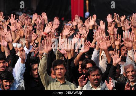 AKTUELLES ZEITGESCHEHEN Indische Schiiten waehrend einer Aschura-Prozession in Kalkutta (141104) -- RAWALPINDI, 4. November 2014 -- pakistanische schiitische Muslime schreien Parolen, während sie an einer Muharram-Prozession zum Tag der Ashura in Rawalpindi, Pakistan, am 4. November 2014 teilnehmen. Schiitische Muslime markieren Ashura, den zehnten Tag des heiligen Monats Muharram, um der Schlacht von Karbala zu gedenken, als Imam Hussein, ein Enkel des Propheten Muhammad, getötet wurde. (lmz) PAKISTAN-RAWALPINDI-ASHURA AhmadxKamal PUBLICATIONxNOTxINxCHN Nachrichten aktuelle Ereignisse indische Schiiten eine Ashura-Prozession in Calcutta Rawalpindi Nov Stockfoto