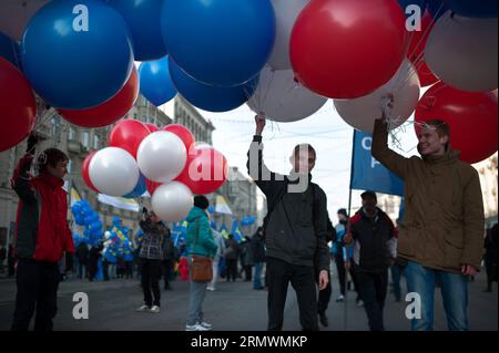 (141104) -- MOSKAU, 4. November 2014 -- Menschen nehmen an der Parade zum Gedenken an den Tag der nationalen Einheit Teil, in Moskau, Hauptstadt Russlands, 4. November 2014. Der Tag der nationalen Einheit markiert die Befreiung Moskaus von polnischen Eindringlingen im Jahr 1612. Das Denkmal für Minin und Poscharsky wurde 1818 in Moskau errichtet. RUSSLAND-MOSKAU-NATIONALE EINHEIT TAGESPARADE DaixTianfang PUBLICATIONxNOTxINxCHN Moskau 4. November 2014 Prominente nehmen an der Parade zum Gedenken an den Nationalen Tag der Einheit in Moskau Hauptstadt Russlands 4. November 2014 der nationale Tag der Einheit markiert die Befreiung Moskaus von polnischen Invasoren im Jahr 1612 Stockfoto