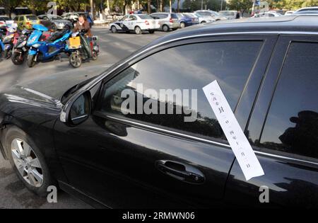 POLITIK Peking - für den APEC Gipfel werden alte Fahrzeuge aus dem Verkehr gezogen (141105) -- PEKING, 5. November 2014 -- Foto aufgenommen am 5. November 2014 zeigt einen versiegelten Parkplatz im Bezirk Xicheng von Peking, der Hauptstadt Chinas. Zur Verbesserung der Luftqualität während der Treffen der Asiatisch-Pazifischen Wirtschaftszusammenarbeit (APEC) 2014 werden 70 Prozent der Fahrzeuge der Pekinger Kommunalregierung, etwa 19.000 ihrer Flotte, ab dem 3. November mit Fahrbeschränkungen konfrontiert sein.)(wjq) (APEC 2014)CHINA-BEIJING-GREENER APEC (CN) GongxLei PUBLICATIONxNOTxINxCHN Politics Peking für den APEC-Gipfel wird alte Fahrzeuge aus der Tra herausfahren Stockfoto