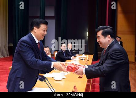 (141105) -- PEKING, 5. November 2014 -- Liu Yunshan (1. L), Präsident der Parteischule des Zentralkomitees der Kommunistischen Partei Chinas (KPCh) und Mitglied des Ständigen Komitees des Politischen Büros des Zentralkomitees der KPCh, legt Diplome für den Abschluss bei der Abschlussfeier der Parteischule des Zentralkomitees der KPCh in Peking, Hauptstadt Chinas, am 5. November 2014 vor. ) (Yxb) CHINA-BEIJING-LIU YUNSHAN-PARTY SCHULABSCHLUSSZEREMONIE (CN) RaoxAimin PUBLICATIONxNOTxINxCHN Peking 5. November 2014 Liu Yunshan 1. Vorsitzender der Parteischule der Kommunistischen Partei Chinas CPC Cent Stockfoto