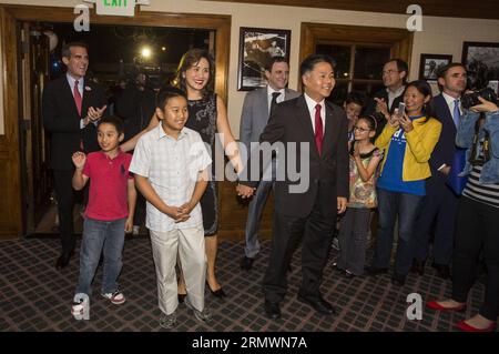 (141105) -- LOS ANGELES, 4. November 2014 -- der Senator der Demokratischen Partei Kaliforniens, Ted W. Lieu (1. R, Front), und der Bürgermeister von Los Angeles, Eric Garcetti (1. L, zurück), nehmen am 4. November 2014 an einer Wahlnacht-Party in Los Angeles Teil. Ted W. Lieu war der dritte chinesische Amerikaner, der während der diesjährigen Zwischenwahlen in den USA zum US-Kongressabgeordneten gewählt wurde. US-LOS ANGELES-ZWISCHENWAHLEN ZhaoxHanrong PUBLICATIONxNOTxINxCHN Los Angeles 4. November 2014 Demokratische Partei kalifornischer Staatssenator Ted W Lieu 1st r Front mit seiner Familie und Bürgermeister Eric Garcetti 1st l von Los Angeles Stockfoto