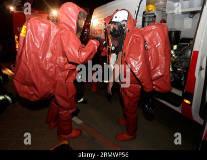 (141107) -- JERUSALEM, 7. November 2014 -- israelische Feuerwehrmänner zogen am 6. November 2014 in einer Fleischverpackungsfabrik, in der ein Ammoniakleck aufgetreten ist, in der Industriezone des Hefer-Tals in Zentralisrael Chemikalienschutzanzüge an. Ein Feuerwehrmann starb und mindestens 16 Menschen wurden bei dem Unfall am Donnerstagabend verletzt, sagten Beamte Xinhua. )(azp) ISRAEL-HEFER VALLEY-MEATPACKING FACTORY-AMMONIAK LECK JINI/NimrodxGlikman PUBLICATIONxNOTxINxCHN Jerusalem 7. November 2014 israelische Feuerwehrleute ZOGEN chemische Schutzanzüge IN einer Meatpacking Factory AN, in der AMMONIAK Leck in der Industriezone von aufgetreten ist Stockfoto