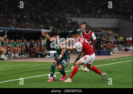 Athen, Attiki, Griechenland. 29. August 2023. Palacios (Nr. 34) von Panathinaikos versucht Adrian Marin (Nr. 19) von Braga zu meiden. (Bild: © Dimitrios Karvountzis/Pacific Press via ZUMA Press Wire) NUR REDAKTIONELLE VERWENDUNG! Nicht für kommerzielle ZWECKE! Stockfoto